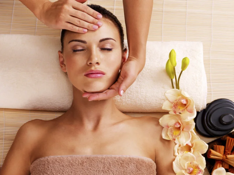 Ein Frau erhält eine Anti-Aging Gesichtsmassage