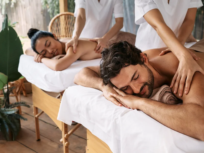 Ein Mann und eine Frau genießen eine thailändische Paarmassage