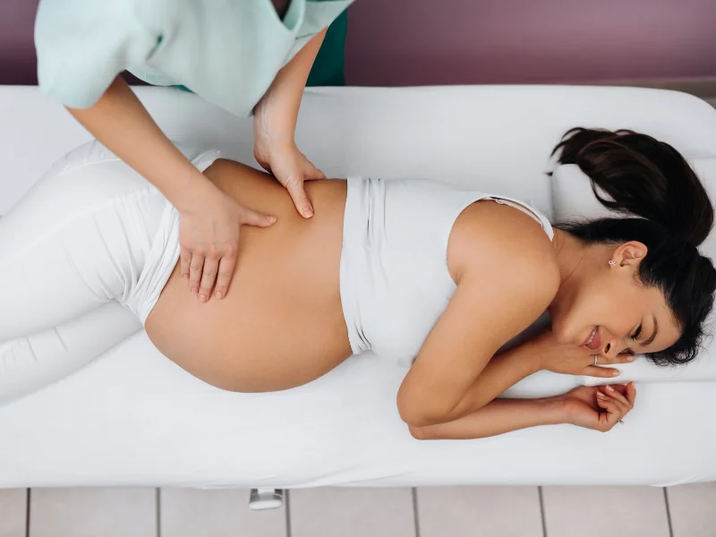 Eine Frau erhält eine Schwangerschaftsmassage